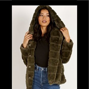 Apparis must have goldie coat! Like new